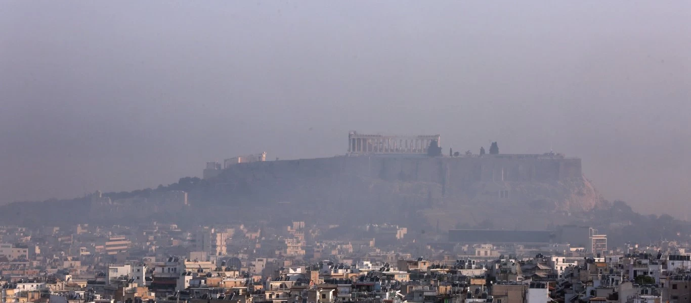 Πνίγηκε η Αθήνα από τους καπνούς: «Χάθηκε» μέχρι και η Ακρόπολη - Αποπνικτική η ατμόσφαιρα λόγω της φωτιάς (φώτο) (upd)